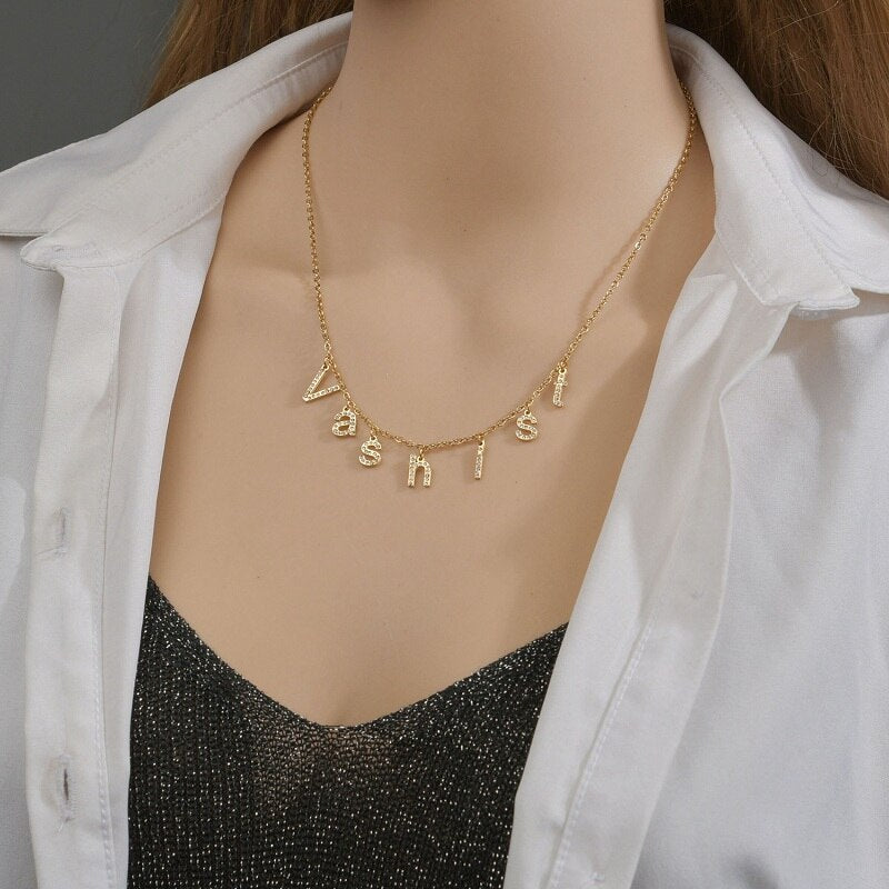 Colliers de lettres pavés personnalisés, pendentif en acier inoxydable avec lettres et chiffres, diamant et papillon, bijoux uniques pour femmes et filles, cadeaux