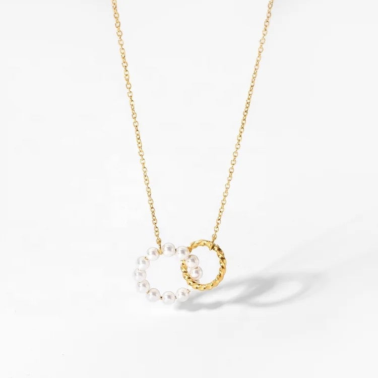 Collier de perles entrelacées