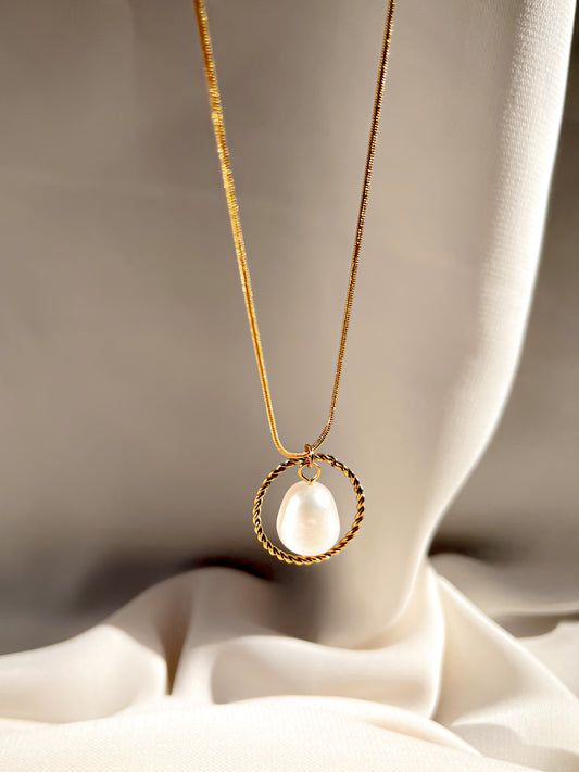 Valencia pearl necklace