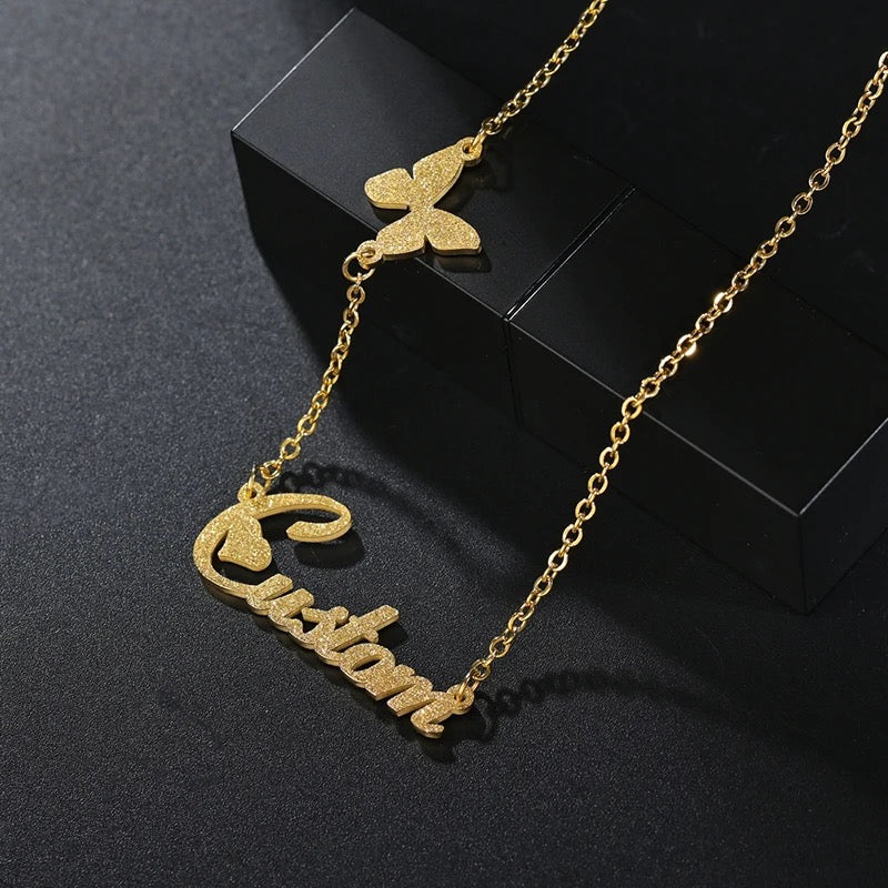 Collier avec nom givré, côté papillon, lettre personnalisée, pendentif ras du cou, plaque signalétique, cadeau