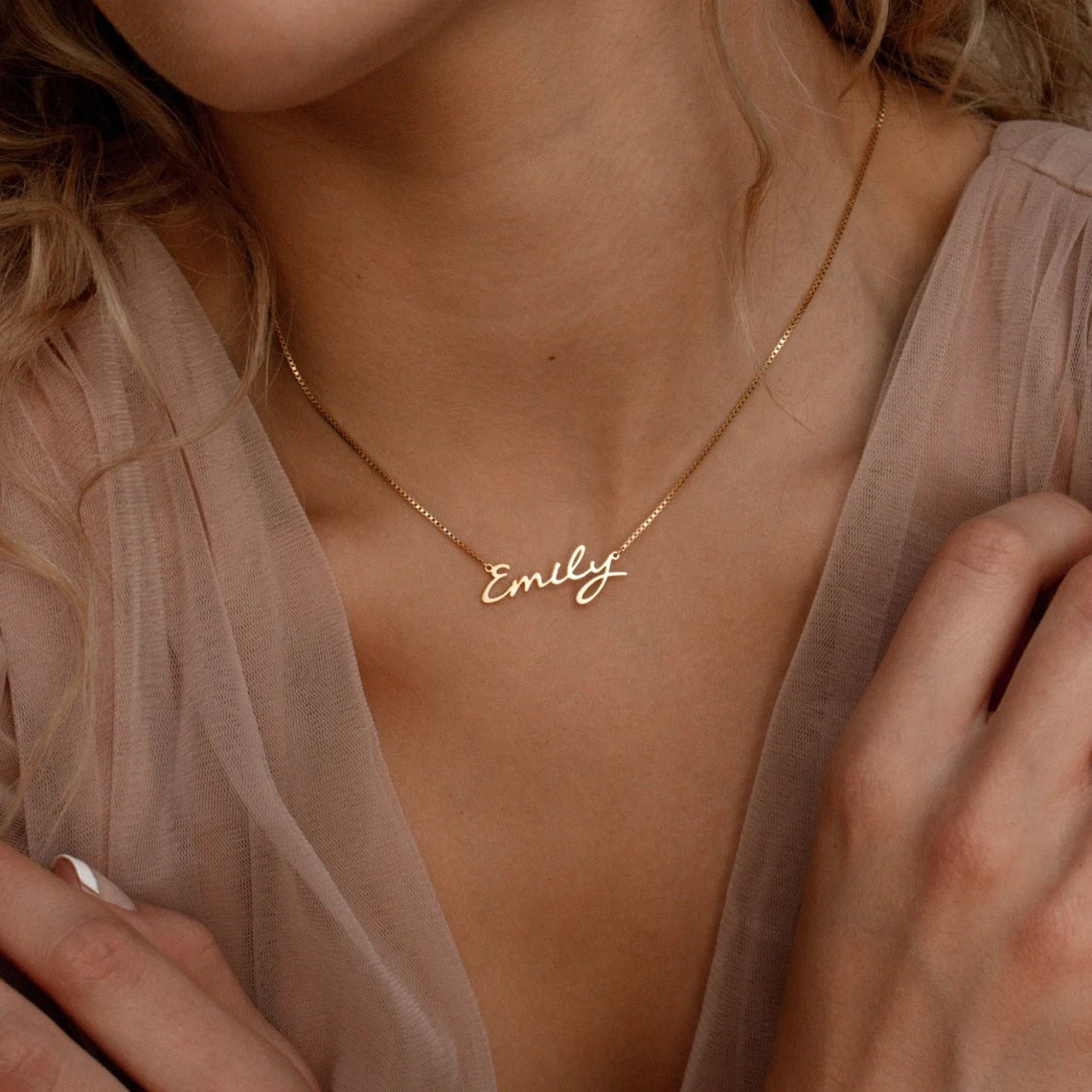 Collier avec nom personnalisé pour femmes, n'importe quelle police, avec boîte, chaîne, plaque signalétique en or, meilleur ami, cadeau d'anniversaire parfait, ras du cou