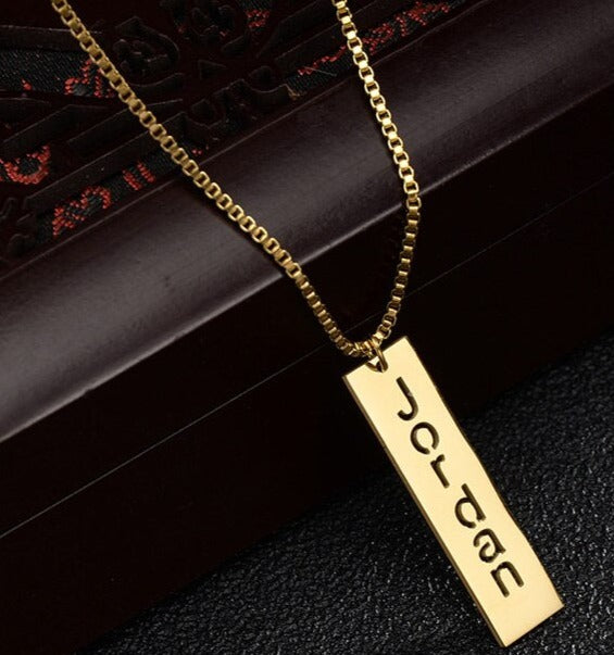 Collier carré avec nom personnalisé