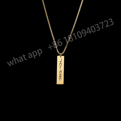 Collier carré avec nom personnalisé